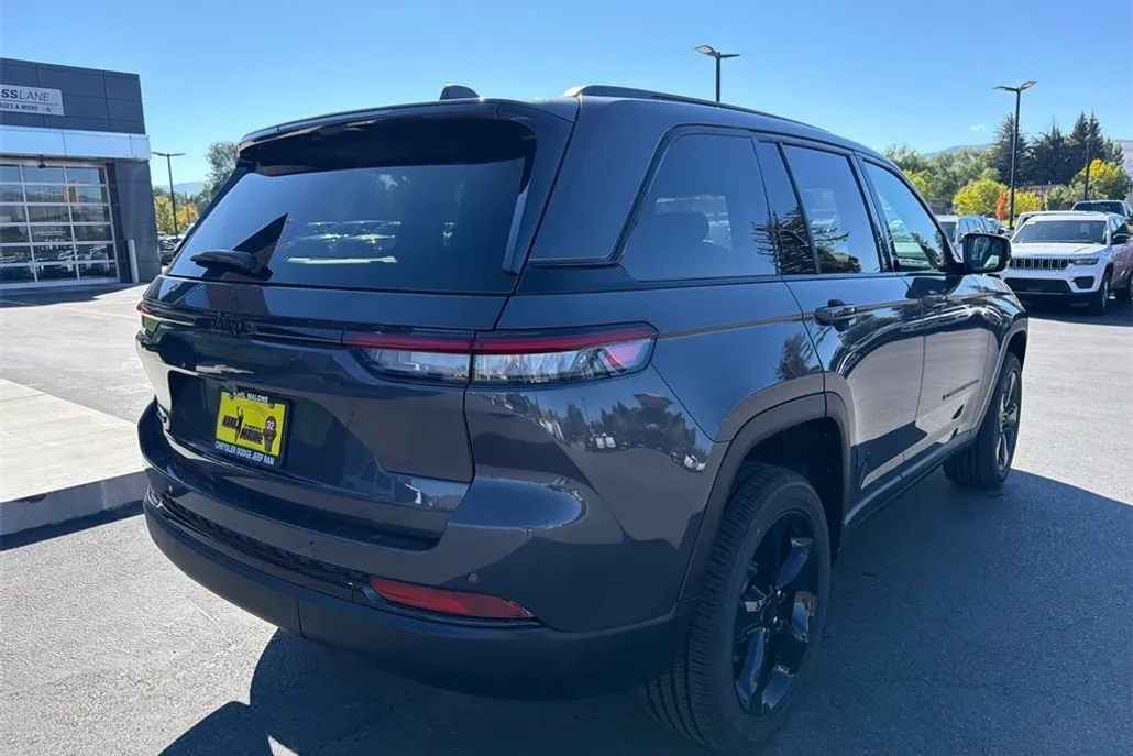 2025 Jeep Grand Cherokee Laredo photo 1