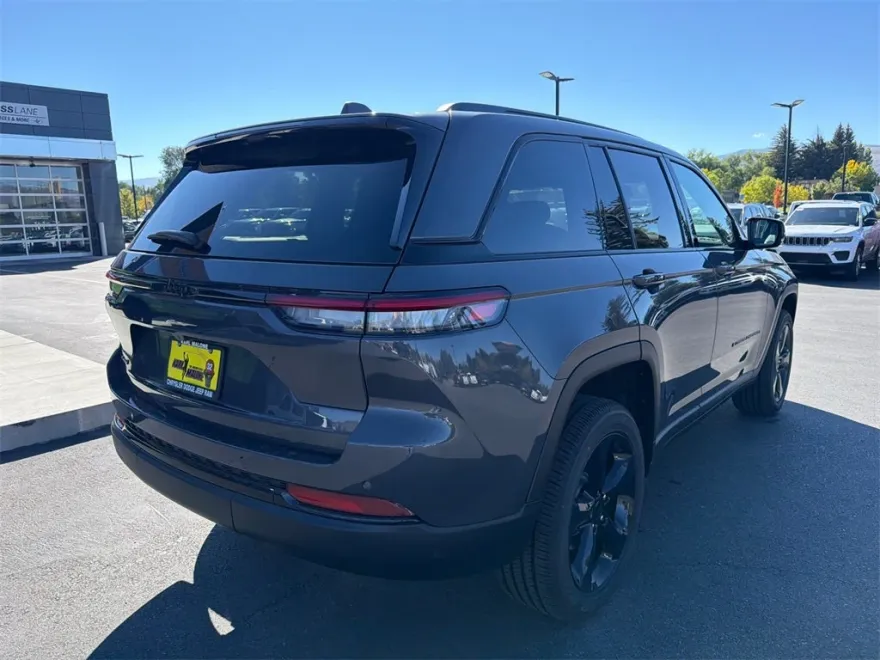2025 Jeep Grand Cherokee Laredo photo 1