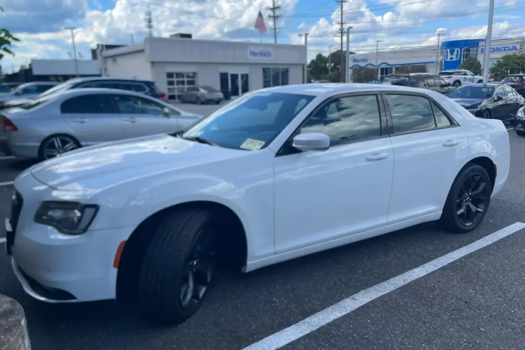 2021 Chrysler 300 LX photo 1