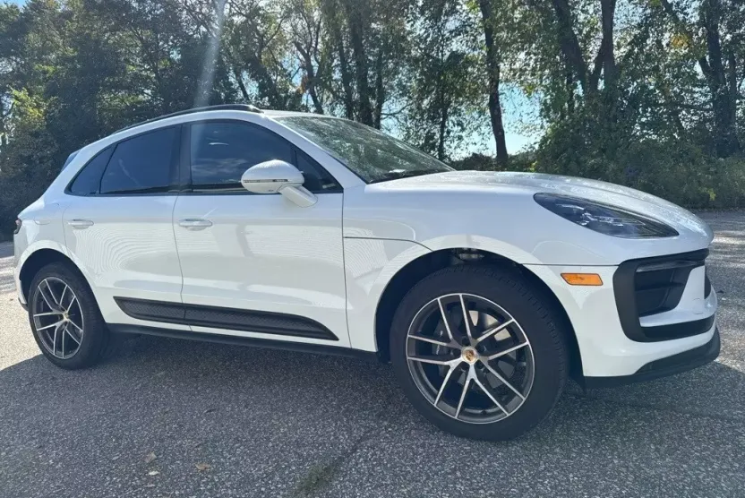 2025 Porsche Macan T photo 1
