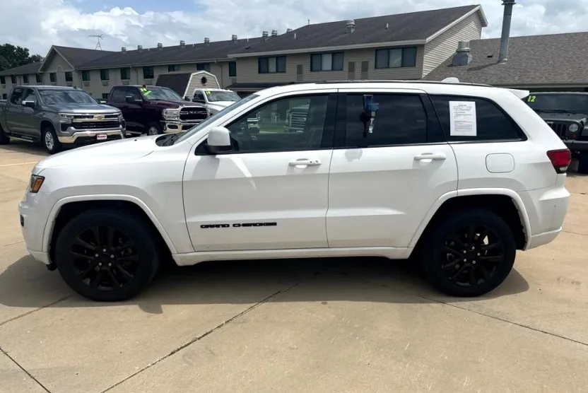 2021 Jeep Grand Cherokee Laredo photo 1