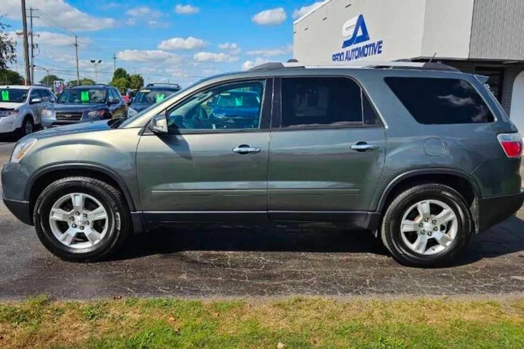 2011 Gmc Acadia SLE photo 1