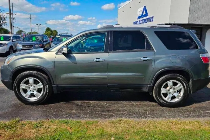2011 Gmc Acadia SLE photo 1