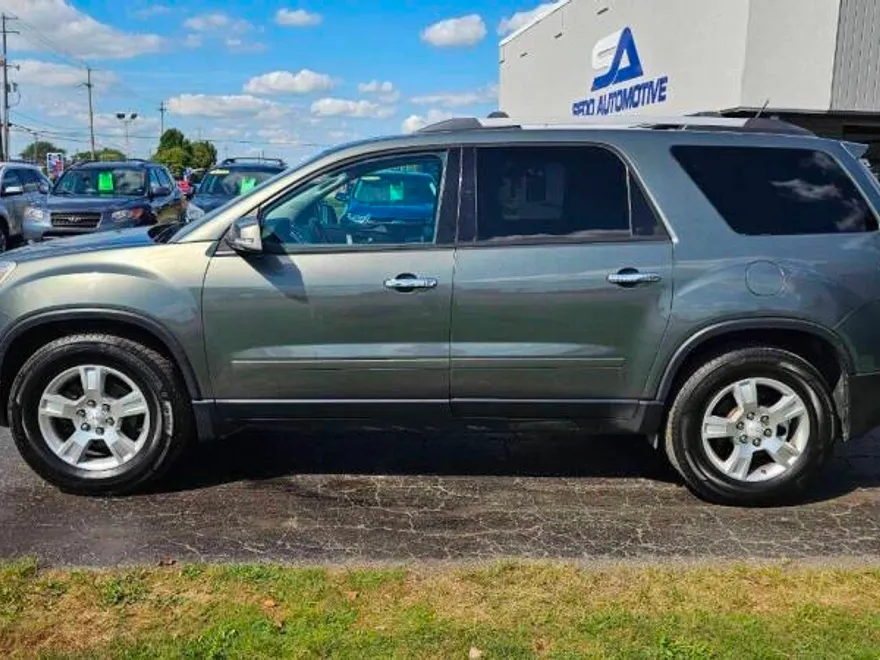 2011 Gmc Acadia SLE photo 1