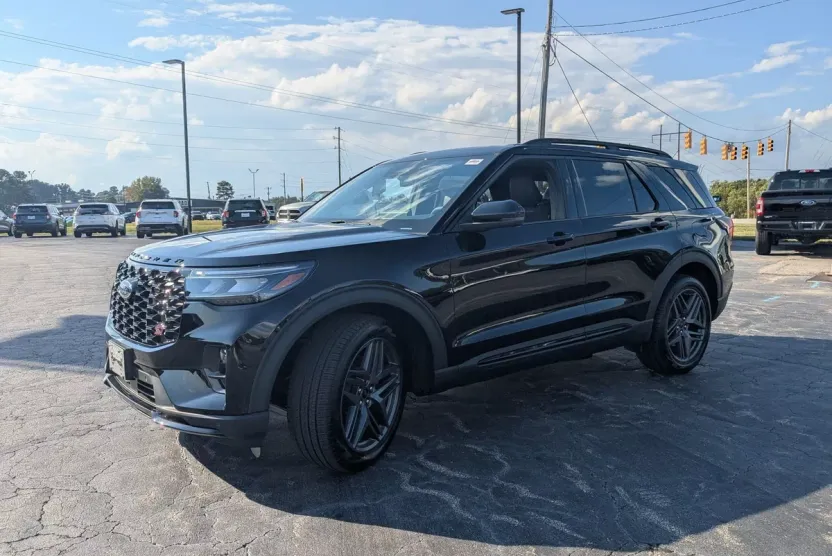 2025 Ford Explorer ST photo 1