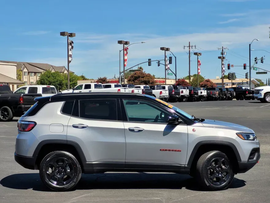 2024 Jeep Compass Trailhawk photo 1