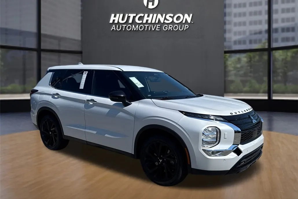 2023 Mitsubishi Outlander SE Black Edition photo 1