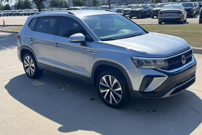 2022 Volkswagen Taos SE photo 1