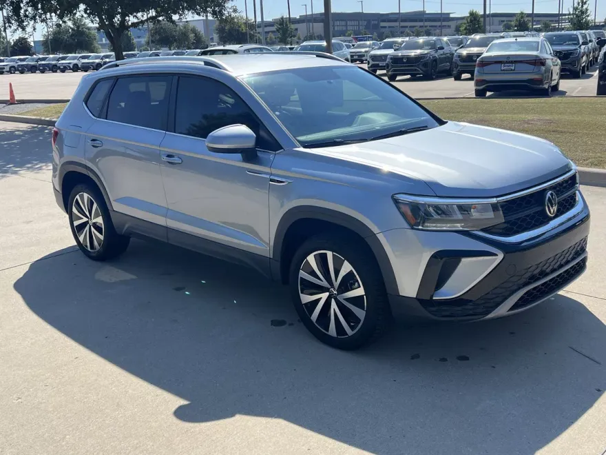 2022 Volkswagen Taos SE photo 1