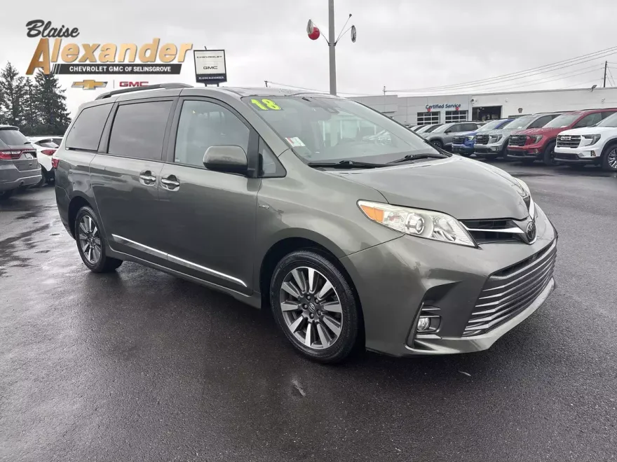 2018 Toyota Sienna XLE photo 1