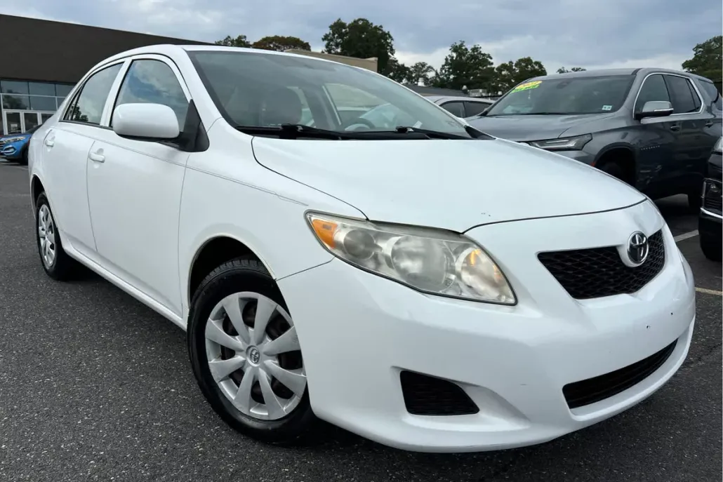 2010 Toyota Corolla LE photo 1