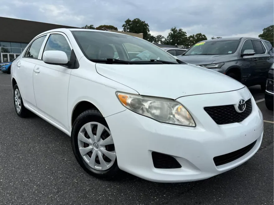 2010 Toyota Corolla LE photo 1