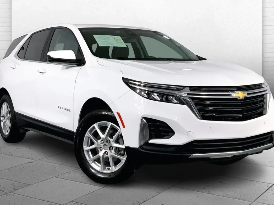 2023 Chevrolet Equinox LT photo 1