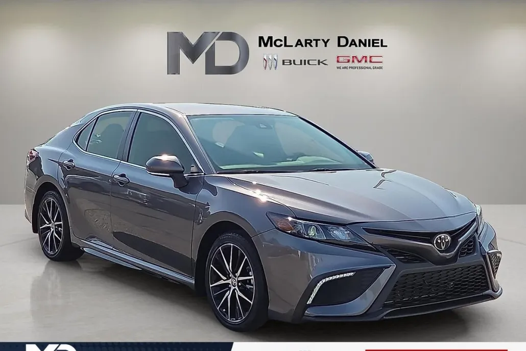 2022 Toyota Camry SE photo 1