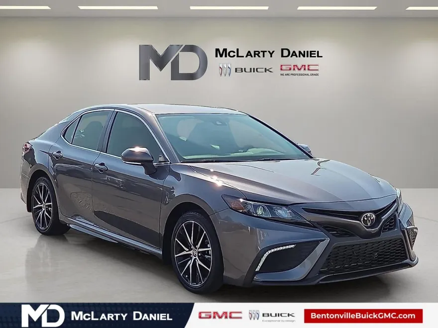2022 Toyota Camry SE photo 1