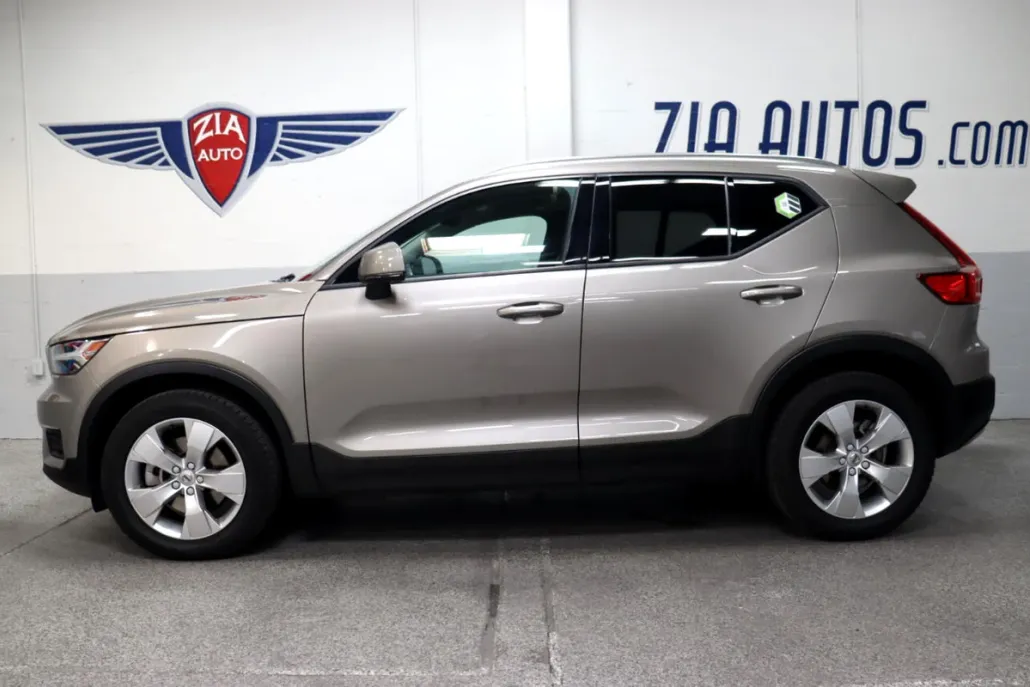 2022 Volvo XC40 Momentum photo 1