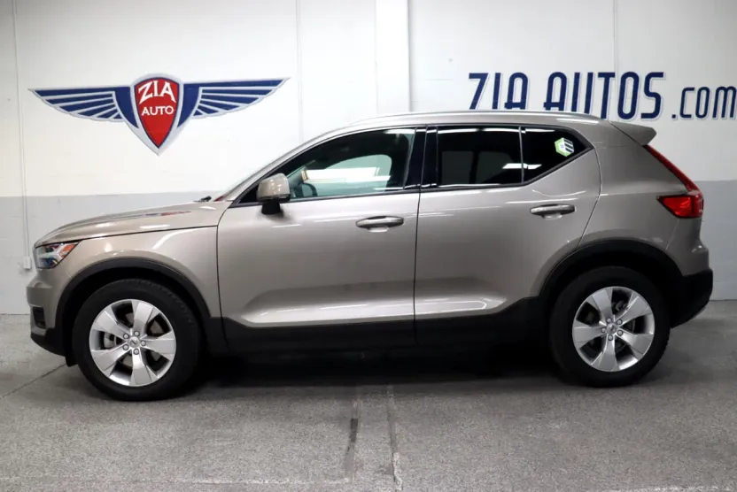 2022 Volvo XC40 Momentum photo 1