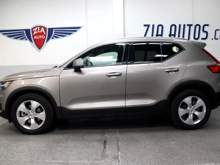 2022 Volvo XC40 Momentum photo 1