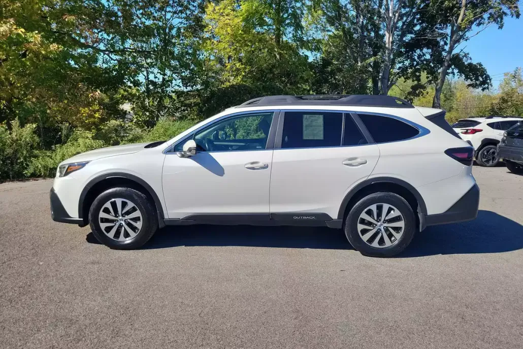 2022 Subaru Outback Premium photo 1