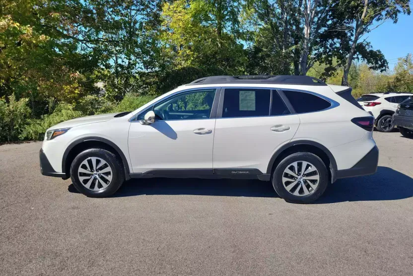 2022 Subaru Outback Premium photo 1