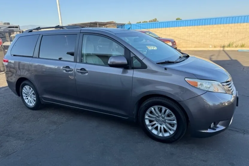 2014 Toyota Sienna XLE photo 1