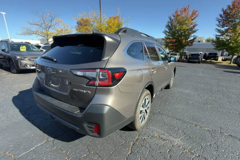 2021 Subaru Outback Premium photo 1