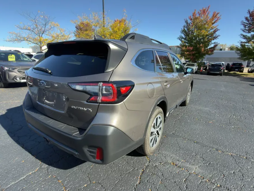 2021 Subaru Outback Premium photo 1