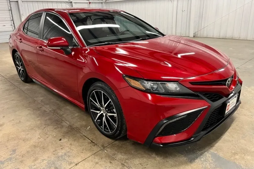 2022 Toyota Camry SE photo 1