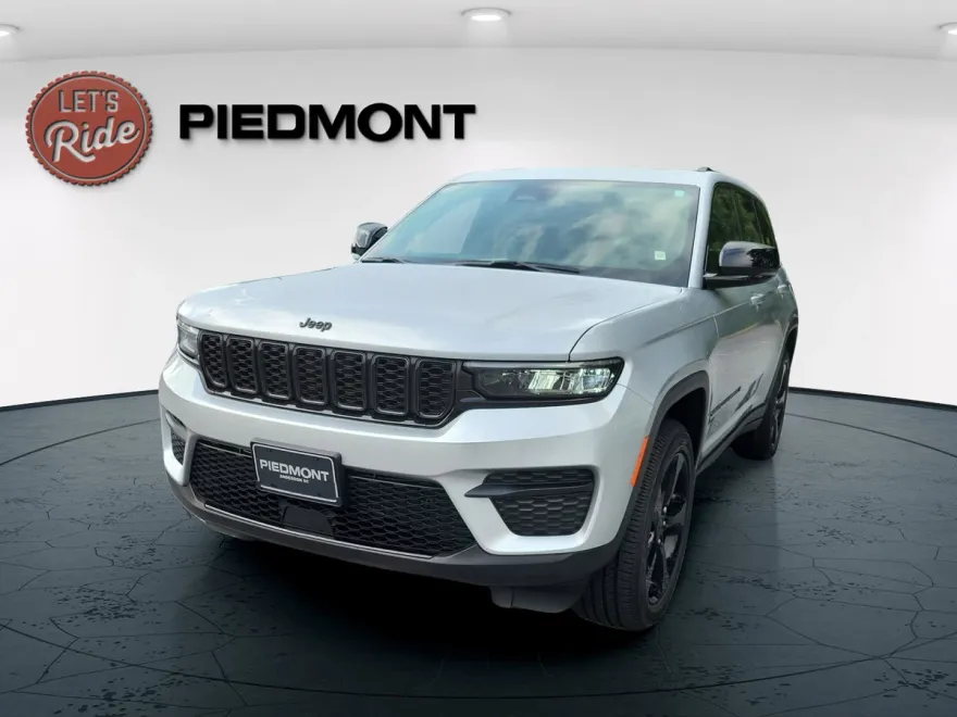 2025 Jeep Grand Cherokee Laredo Altitude photo 1