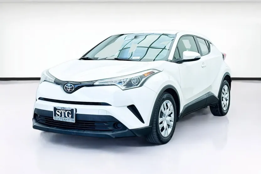 2019 Toyota C-HR LE photo 1