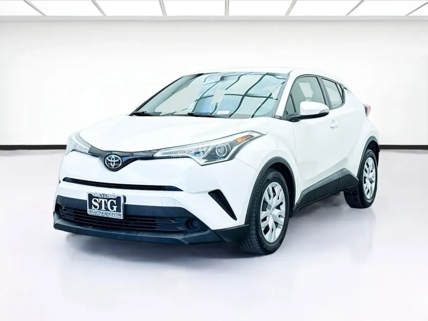 2019 Toyota C-HR LE photo 1