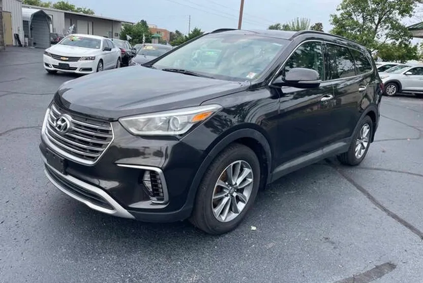 2017 Hyundai Santa Fe SE photo 1