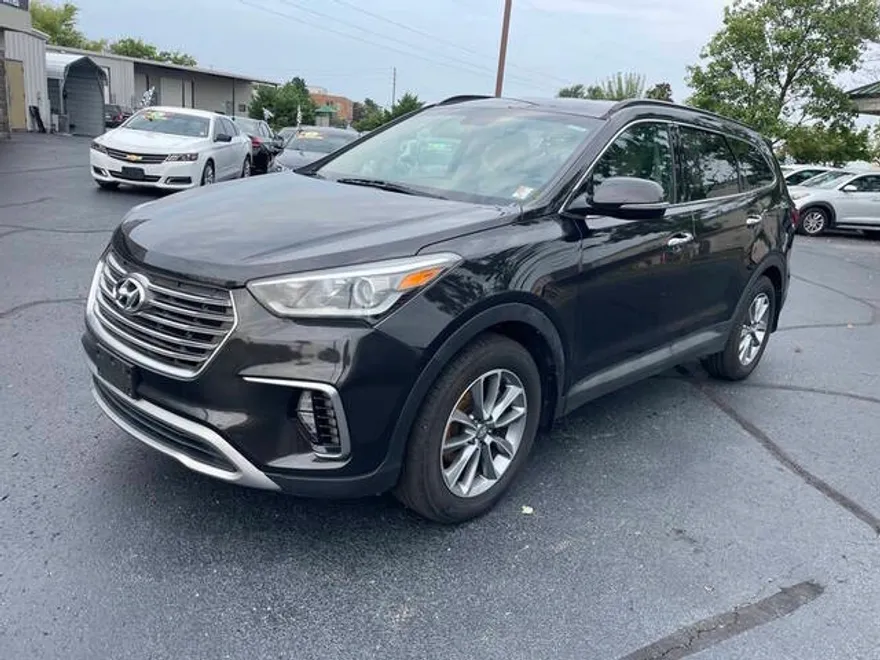 2017 Hyundai Santa Fe SE photo 1