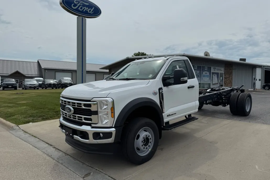 2025 Ford F-600 photo 1