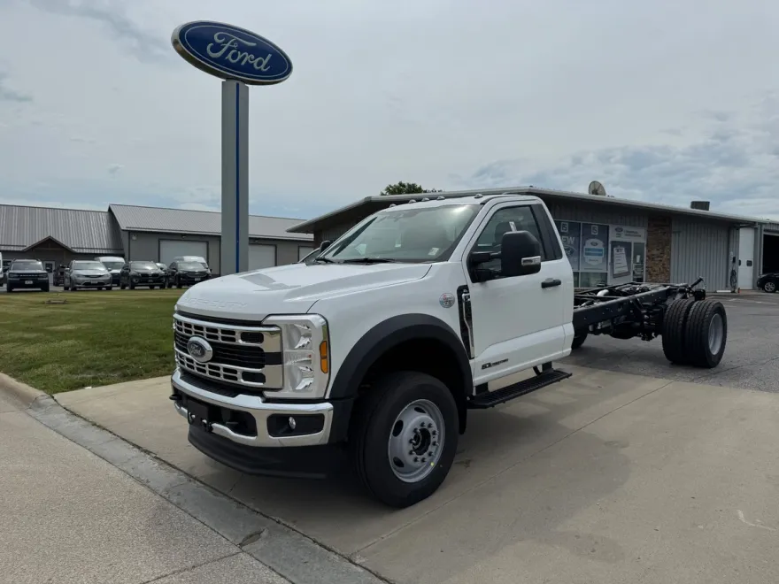 2025 Ford F-600 photo 1