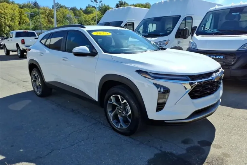 2024 Chevrolet Trax LT photo 1