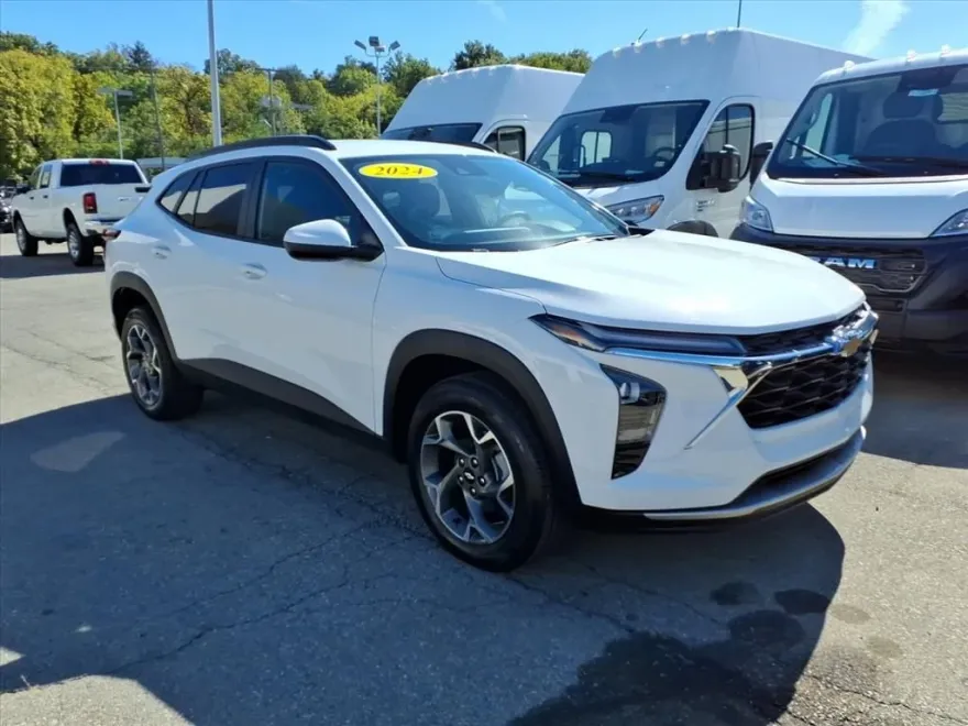 2024 Chevrolet Trax LT photo 1