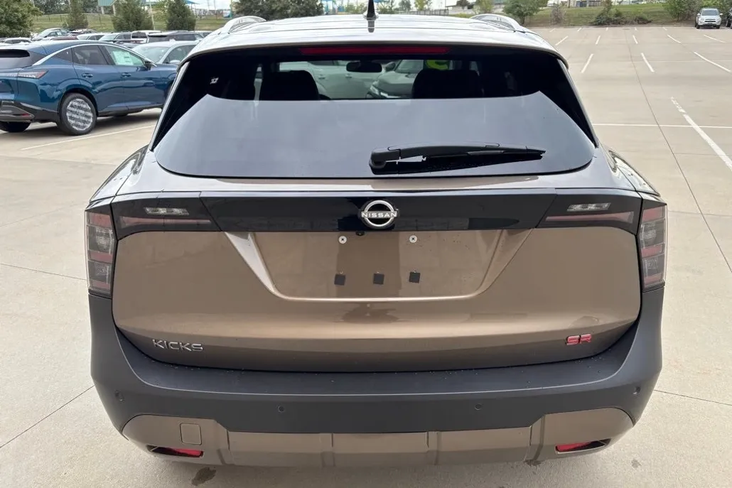 2026 Nissan Kicks SR photo 1