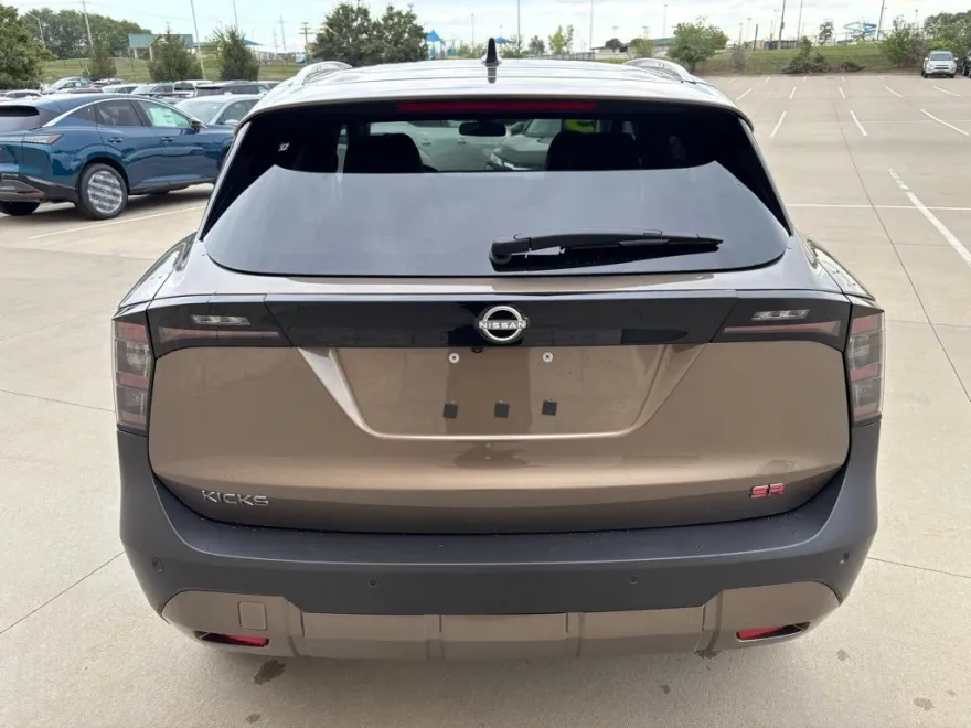 2026 Nissan Kicks SR photo 1