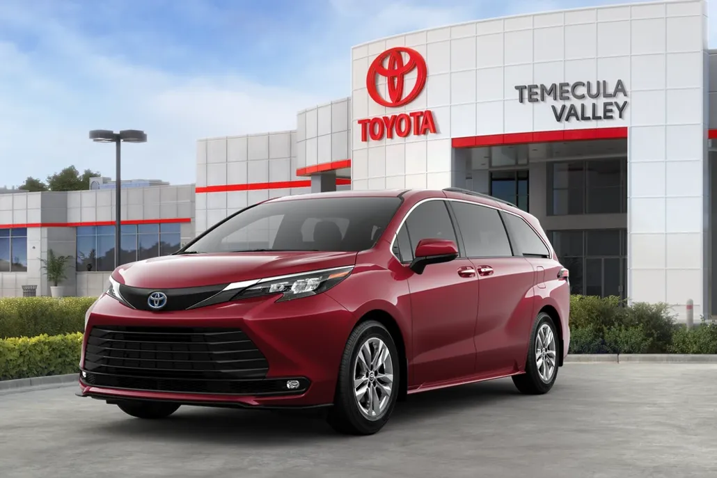 2025 Toyota Sienna XLE photo 1