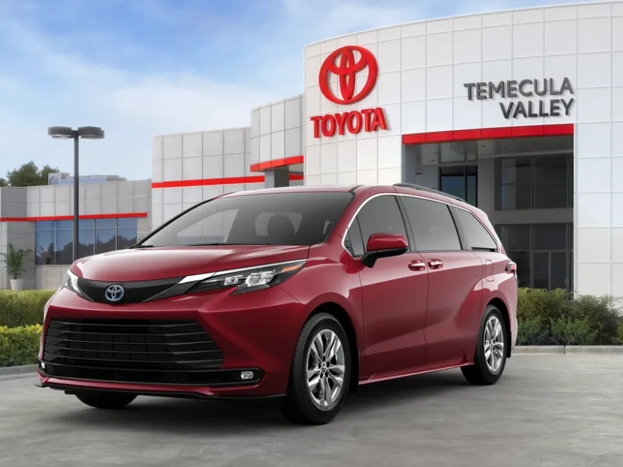 2025 Toyota Sienna XLE photo 1