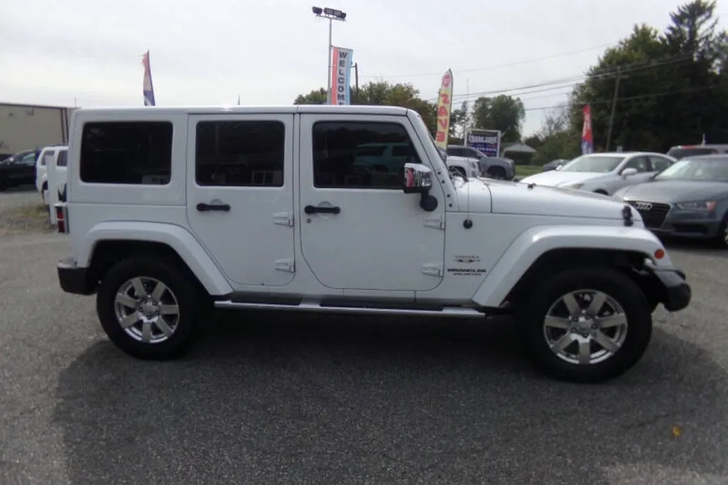 2016 Jeep Wrangler Unlimited Sahara photo 1