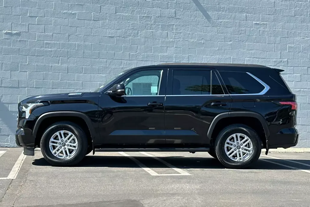 2023 Toyota Sequoia SR5 photo 1