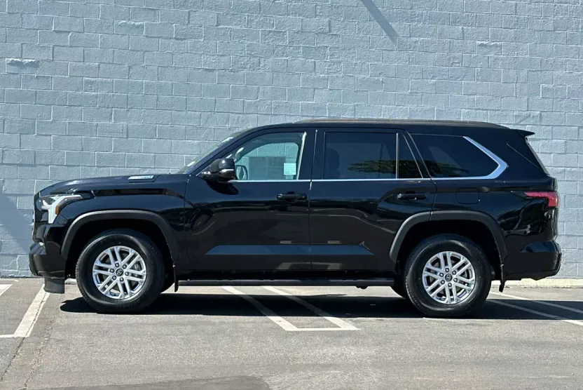 2023 Toyota Sequoia SR5 photo 1
