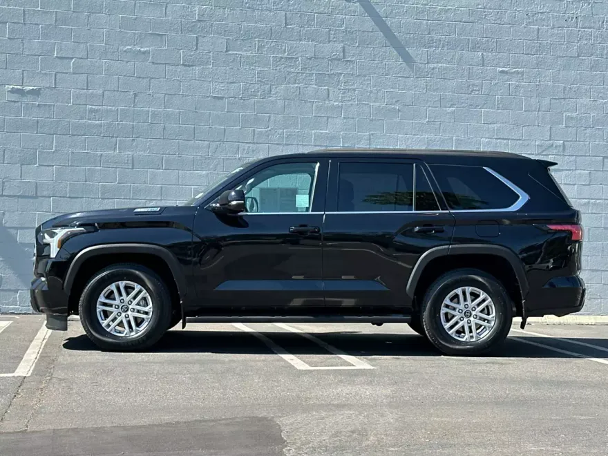 2023 Toyota Sequoia SR5 photo 1