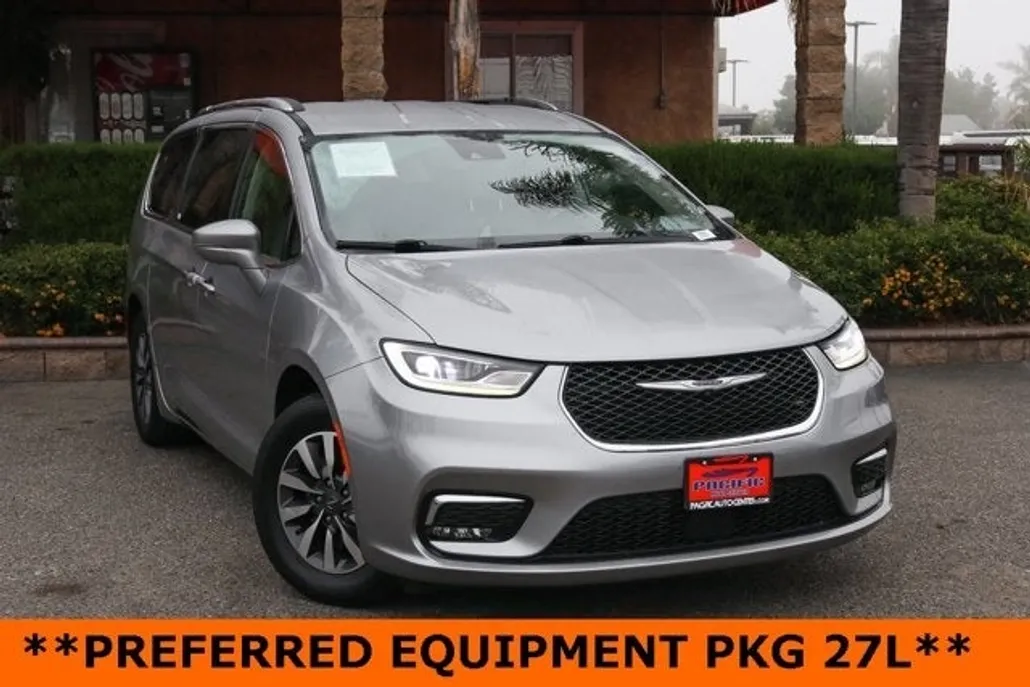 2021 Chrysler Pacifica Touring L photo 1