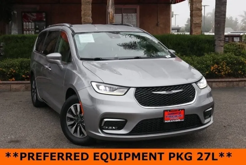 2021 Chrysler Pacifica Touring L photo 1
