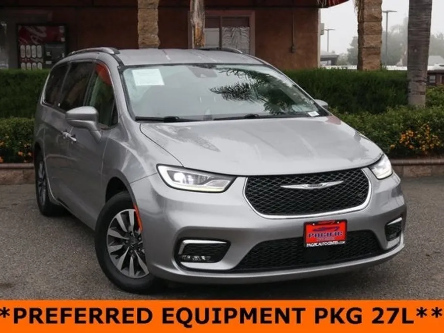 2021 Chrysler Pacifica Touring L photo 1