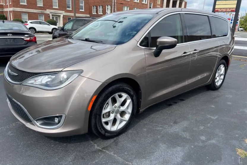 2017 Chrysler Pacifica Touring Plus photo 1