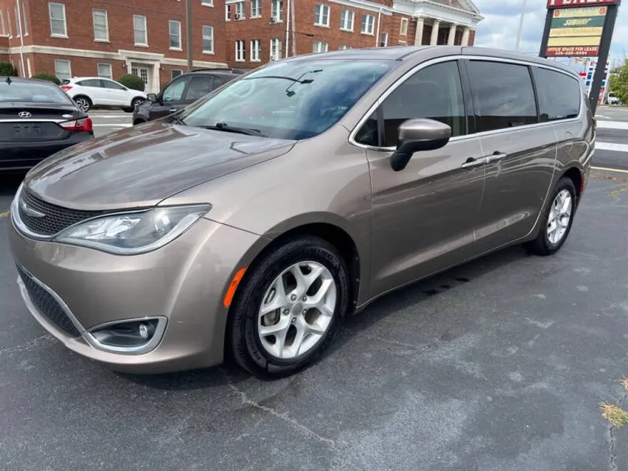 2017 Chrysler Pacifica Touring Plus photo 1